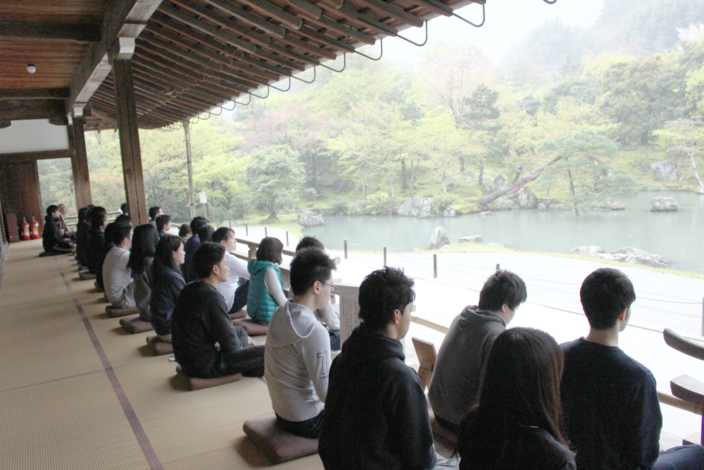 天竜寺にて座禅研修の様子